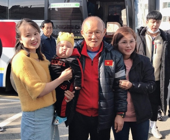 Em bé bụ bẫm được các cầu thủ U23 Việt Nam tranh nhau bế ở sân tập là ai? ảnh 2 q