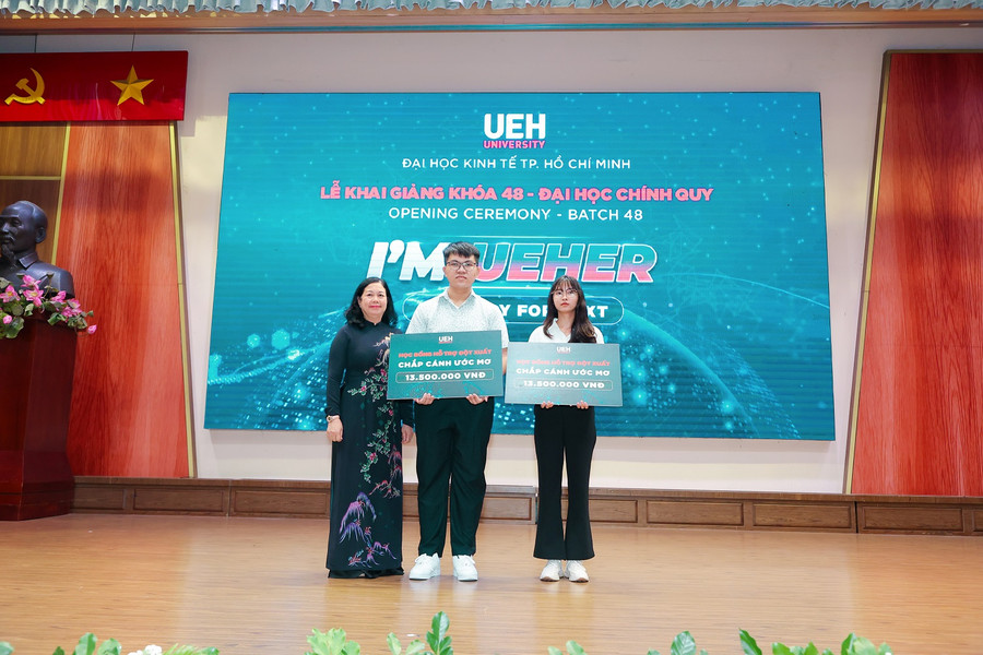 UEH trao học bổng cho sinh viên theo học tại cơ sở TPHCM.