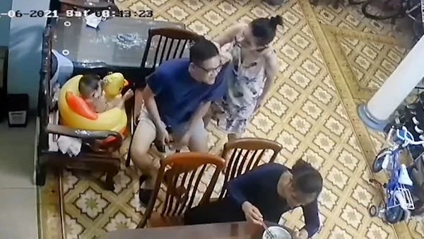 Clip: "Bài học" nhớ đời vì trót bóc mẽ tài nấu ăn của vợ 