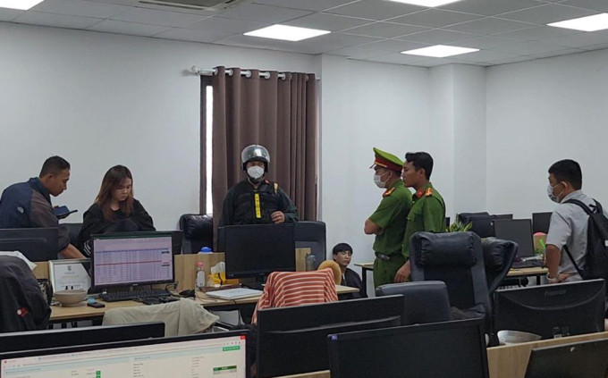 Một công ty đòi nợ thuê bị công an kiểm tra. Ảnh tư liệu.