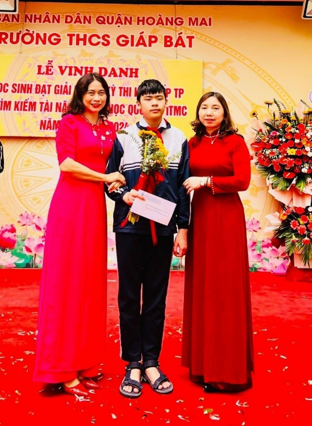 Cả cô giáo chủ nhiệm, cô giáo Tiếng Anh cùng chúc mừng thành tích của Hoàng Minh. Cả cô giáo chủ nhiệm, cô giáo Tiếng Anh cùng chúc mừng thành tích của Hoàng Minh.