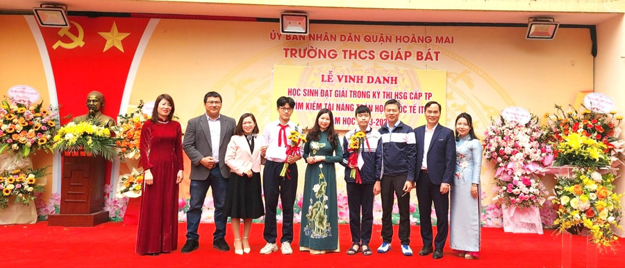 Đỗ Hoàng Minh (thứ 4 từ phải sang) được nhà trường vinh danh, khen thưởng. Đỗ Hoàng Minh (thứ 4 từ phải sang) được nhà trường vinh danh, khen thưởng.