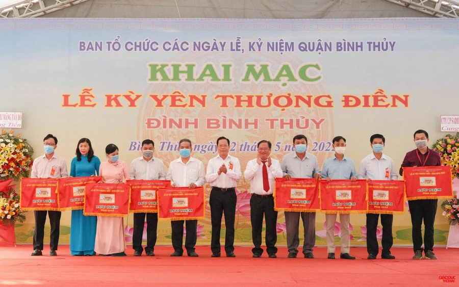 Lãnh đạo quận ủy Quận Bình Thủy tặng cờ lưu niệm cho các đơn vị tham gia lễ hội.