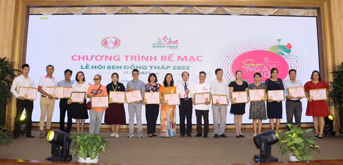 Ban Tổ chức Lễ hội khen thưởng cho các gia đình, cá nhân đã có thành tích tiêu biểu.