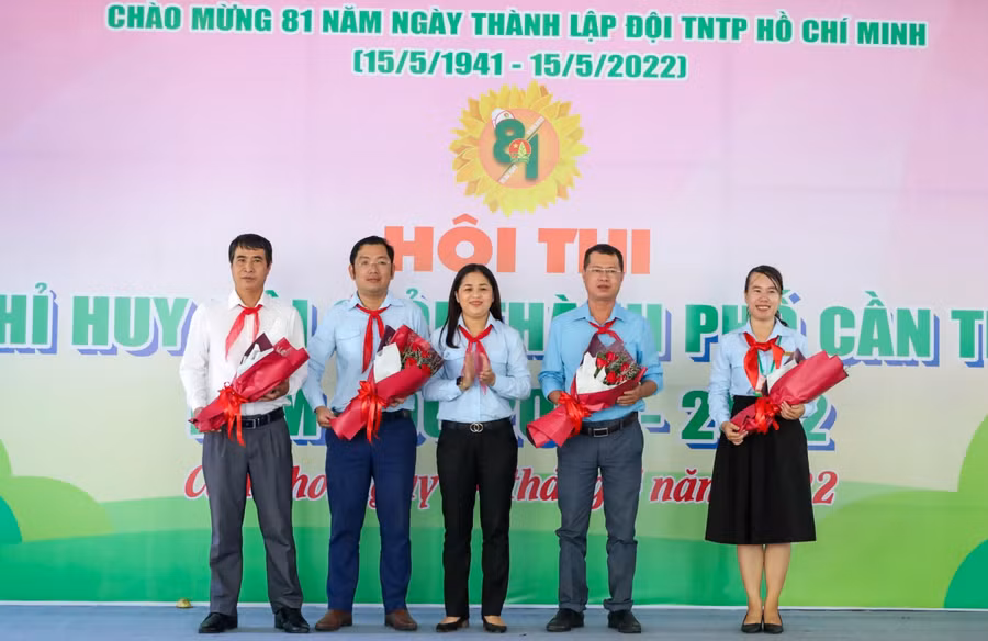 Đồng chí Lư Thị Ngọc Anh, Bí thư Thành đoàn Cần Thơ tặng hoa cho đại biểu tham dự cuộc thi (ảnh Minh Trung).