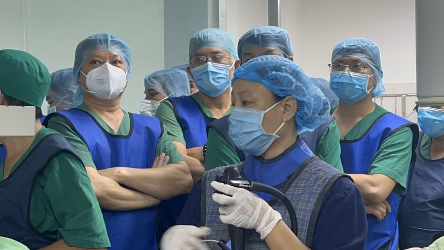 Các học viên được thực hành thị phạm trên bệnh nhân dưới sự hướng dẫn của các chuyên gia.