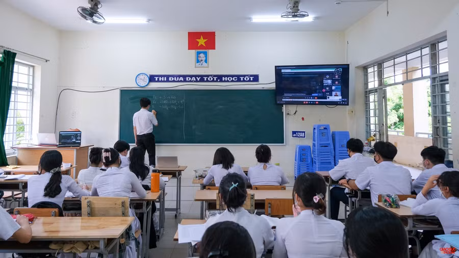 Nhờ ứng dụng công nghệ thông tin, giáo viên có thể giảng dạy tại nhà.