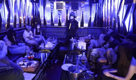 Lực lượng chức năng kiểm tra cơ sở karaoke và phát hiện nhiều trường hợp đang sử dụng ma túy (CATPCT CC).