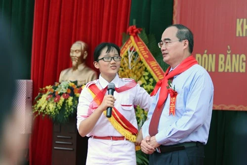 GS.TS Nguyễn Thiện Nhân đeo khăn quàng đỏ, phỏng vấn học sinh trong ngày khai giảng