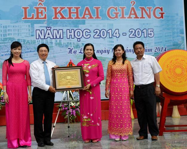 Phó Thủ tướng Phạm Bình Minh tặng quà lưu niệm cho Trường THPT Chuyên Hạ Long. Phó Thủ tướng Phạm Bình Minh tặng quà lưu niệm cho Trường THPT Chuyên Hạ Long.
