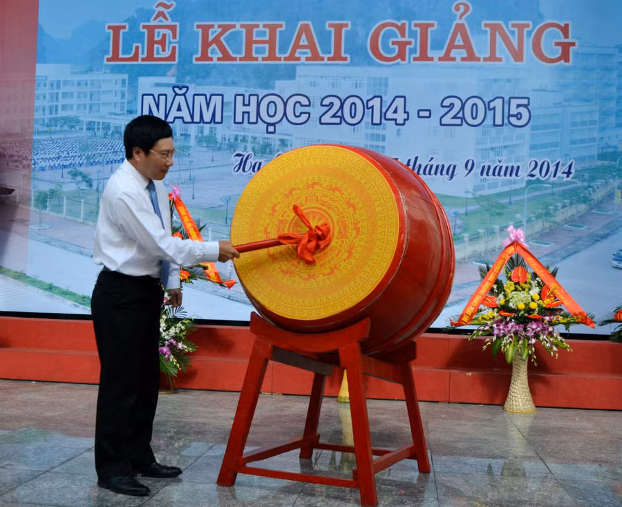 Phó Thủ tướng Phạm Bình Minh đánh hồi trống khai giảng năm học mới
