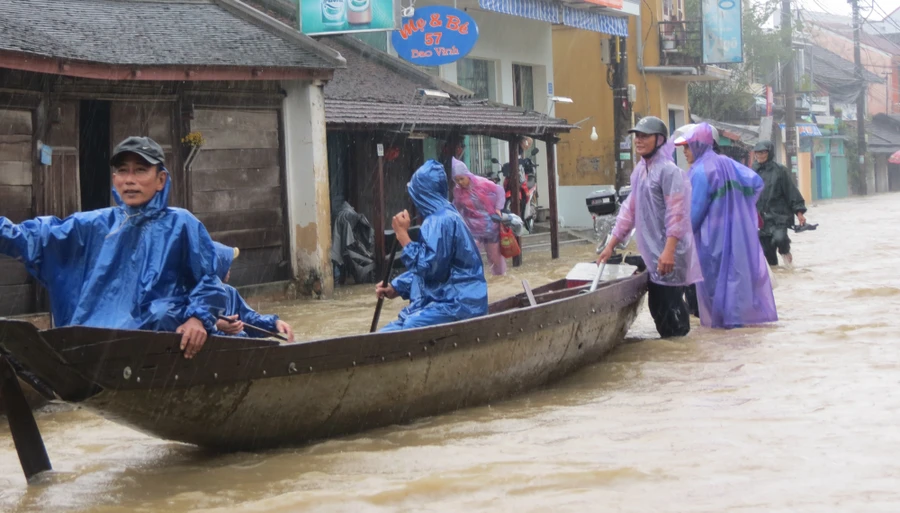 Đò là phương tiện duy nhất của người dân vùng rốn lũ Thừa Thiên Huế lúc này