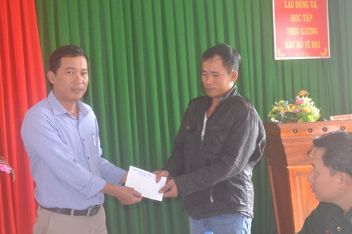 Huyện Lý Sơn trao quà, động viên chủ tàu và các ngư dân