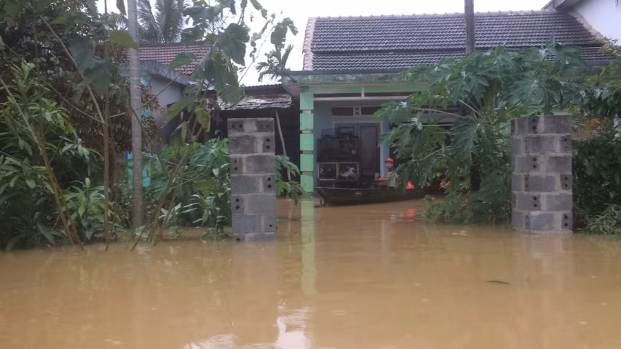 Khu dân cư Mân Quang (Khu tái định cư Bá Tùng mở rộng, phường Hòa Quý, quận Ngũ Hành Sơn, Đà Nẵng) chìm sâu trong nước lũ.