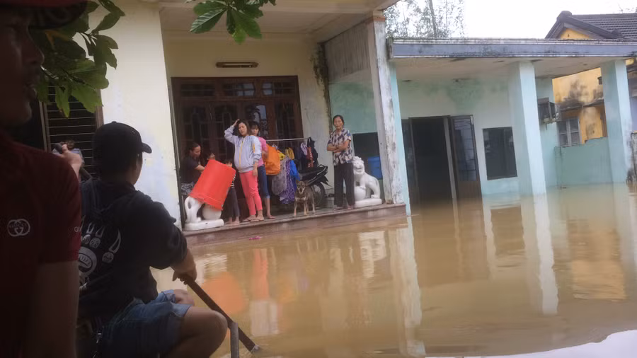 Lũ về bất ngờ, người dân trở tay không kịp.