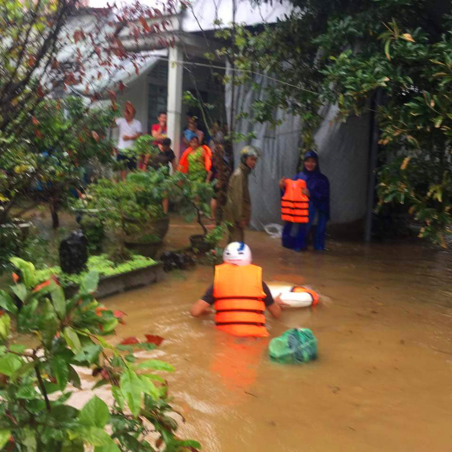 Công an Phường Vỹ Dạ giúp dân tránh lũ