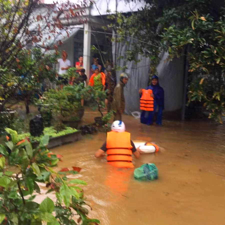 Công an Phường Vỹ Dạ giúp dân tránh lũ Công an Phường Vỹ Dạ giúp dân tránh lũ