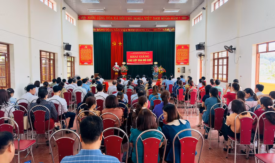 Định Hoá (Thái Nguyên) khai giảng lớp xoá mù chữ cho 63 học viên.