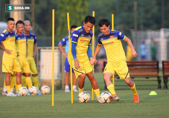 HLV Park Hang-seo tất bật khi trực tiếp chỉ đạo gần 60 cầu thủ ở cả ĐTQG lẫn U22 - Ảnh 5. HLV Park Hang-seo tất bật khi trực tiếp chỉ đạo gần 60 cầu thủ ở cả ĐTQG lẫn U22 - Ảnh 5.