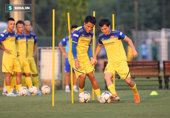 HLV Park Hang-seo tất bật khi trực tiếp chỉ đạo gần 60 cầu thủ ở cả ĐTQG lẫn U22 - Ảnh 5. HLV Park Hang-seo tất bật khi trực tiếp chỉ đạo gần 60 cầu thủ ở cả ĐTQG lẫn U22 - Ảnh 5.