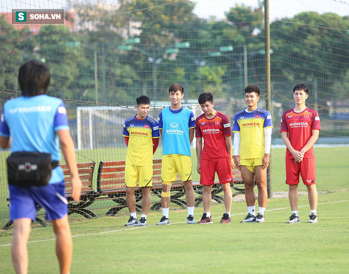 HLV Park Hang-seo tất bật khi trực tiếp chỉ đạo gần 60 cầu thủ ở cả ĐTQG lẫn U22 - Ảnh 1. HLV Park Hang-seo tất bật khi trực tiếp chỉ đạo gần 60 cầu thủ ở cả ĐTQG lẫn U22 - Ảnh 1.