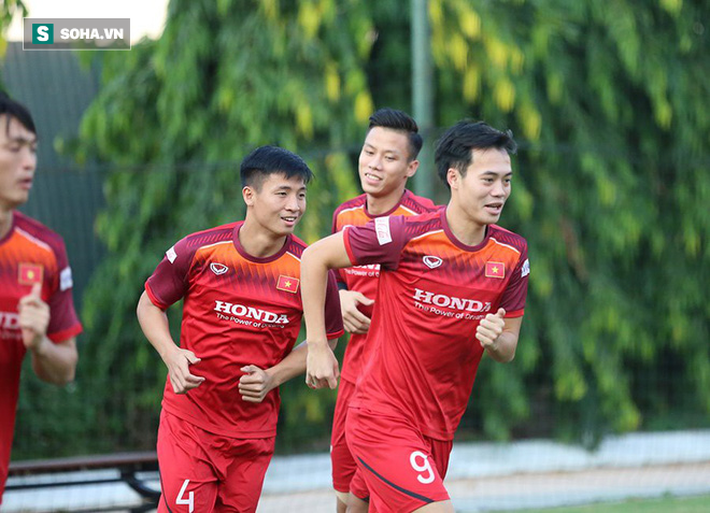 HLV Park Hang-seo tất bật khi trực tiếp chỉ đạo gần 60 cầu thủ ở cả ĐTQG lẫn U22 - Ảnh 3. HLV Park Hang-seo tất bật khi trực tiếp chỉ đạo gần 60 cầu thủ ở cả ĐTQG lẫn U22 - Ảnh 3.