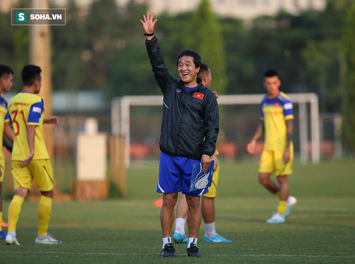 HLV Park Hang-seo tất bật khi trực tiếp chỉ đạo gần 60 cầu thủ ở cả ĐTQG lẫn U22 - Ảnh 7. HLV Park Hang-seo tất bật khi trực tiếp chỉ đạo gần 60 cầu thủ ở cả ĐTQG lẫn U22 - Ảnh 7.