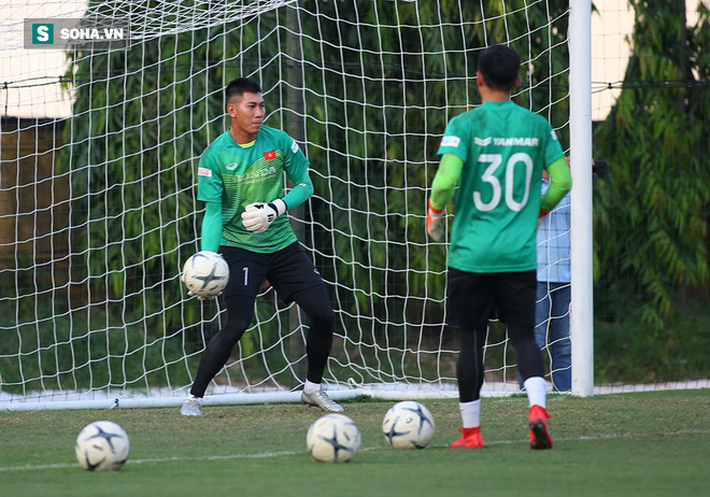 HLV Park Hang-seo tất bật khi trực tiếp chỉ đạo gần 60 cầu thủ ở cả ĐTQG lẫn U22 - Ảnh 8. HLV Park Hang-seo tất bật khi trực tiếp chỉ đạo gần 60 cầu thủ ở cả ĐTQG lẫn U22 - Ảnh 8.