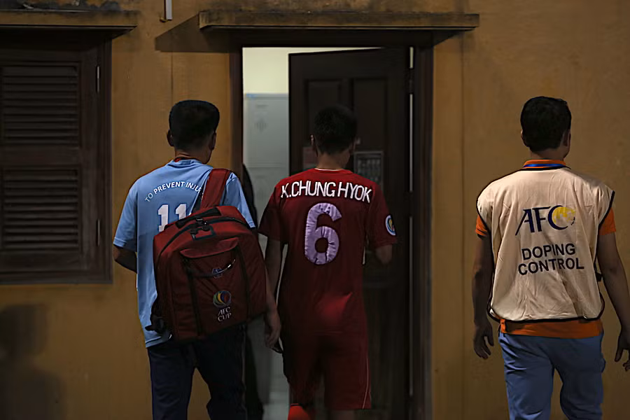 2 cau thu trieu tien bi dua di kiem tra doping