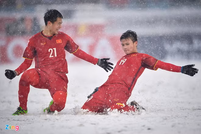 Quang Hải (phải) ăn mừng bàn thắng lịch sử vào lưới U23 Uzbekistan tại Thường Châu, Trung Quốc hồi năm ngoái.
