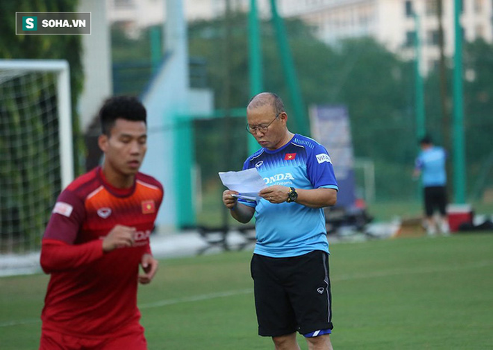 HLV Park Hang-seo tất bật khi trực tiếp chỉ đạo gần 60 cầu thủ ở cả ĐTQG lẫn U22 - Ảnh 4. HLV Park Hang-seo tất bật khi trực tiếp chỉ đạo gần 60 cầu thủ ở cả ĐTQG lẫn U22 - Ảnh 4.