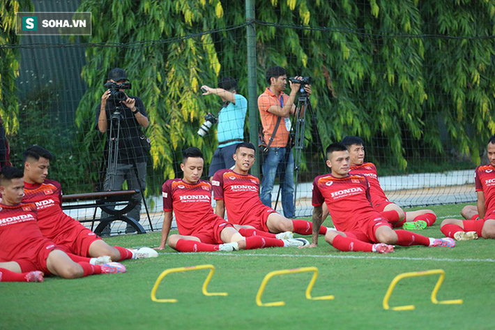 HLV Park Hang-seo tất bật khi trực tiếp chỉ đạo gần 60 cầu thủ ở cả ĐTQG lẫn U22 - Ảnh 13. HLV Park Hang-seo tất bật khi trực tiếp chỉ đạo gần 60 cầu thủ ở cả ĐTQG lẫn U22 - Ảnh 13.