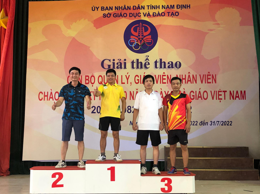 Thầy Nguyễn Văn Cần - Phó Hiệu trưởng Trường Tiểu học Hải Tân giành Huy chương Vàng môn Bóng bàn. Thầy Nguyễn Văn Cần - Phó Hiệu trưởng Trường Tiểu học Hải Tân giành Huy chương Vàng môn Bóng bàn.
