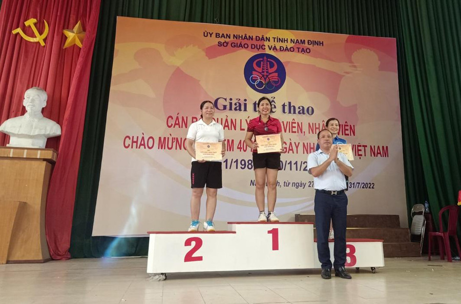 Ông Nguyễn Văn Thuận - Phó Giám đốc Sở GD&ĐT Nam Định trao Huy chương Vàng môn Bóng bàn nữ cho cô giáo Tạ Thị Mít, Phó Hiệu trưởng Trường Tiểu học Thị trấn Thịnh Long (huyện Hải Hậu). Ông Nguyễn Văn Thuận - Phó Giám đốc Sở GD&ĐT Nam Định trao Huy chương Vàng môn Bóng bàn nữ cho cô giáo Tạ Thị Mít, Phó Hiệu trưởng Trường Tiểu học Thị trấn Thịnh Long (huyện Hải Hậu).