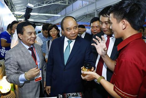 Thủ tướng Nguyễn Xuân Phúc đang lắng nghe sinh viên ĐH Nguyễn Tất Thành trình bày ý tưởng khởi nghiệp của mình Thủ tướng Nguyễn Xuân Phúc đang lắng nghe sinh viên ĐH Nguyễn Tất Thành trình bày ý tưởng khởi nghiệp của mình