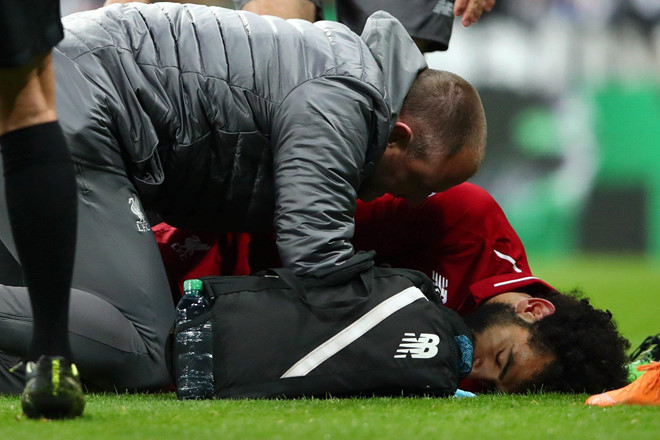 Đội ngũ y tế cũng nhanh chóng xuất hiện. Salah đã chỉ tay vào đầu khi nằm trên sân. Tờ The Guardian tường thuật Salah vẫn có ý thức sau khi va chạm chức không rơi vào tình trạng bất tỉnh Đội ngũ y tế cũng nhanh chóng xuất hiện. Salah đã chỉ tay vào đầu khi nằm trên sân. Tờ The Guardian tường thuật Salah vẫn có ý thức sau khi va chạm chức không rơi vào tình trạng bất tỉnh