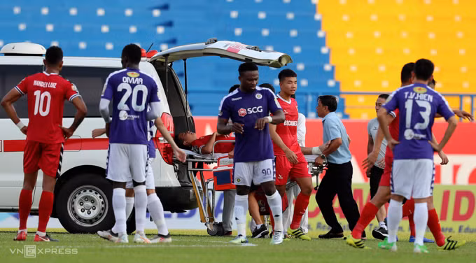 Trọng tài nhanh tay ngăn cầu thủ cắn lưỡi ở V-League