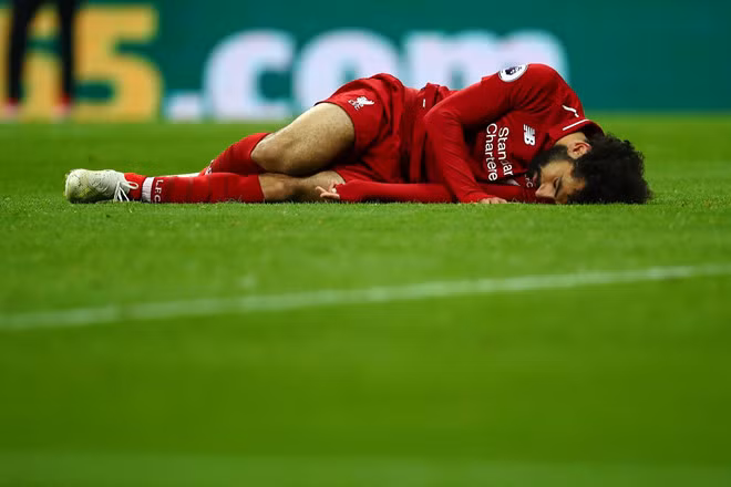 Sau va chạm quá mạnh, Salah đổ ngửa người xuống sân và nằm bất động