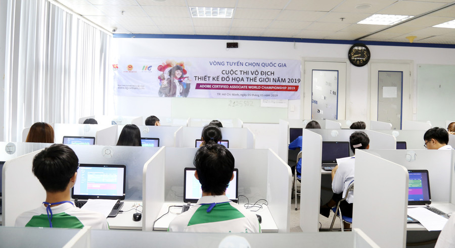 Các thí sinh tại cụm thi TP. HCM chuẩn bị làm bài thi Các thí sinh tại cụm thi TP. HCM chuẩn bị làm bài thi