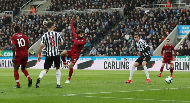 Mohamed Salah là người nâng tỷ số lên 2-1 cho Liverpool với bàn thắng từ đường kiến tạo của Trent Alexander-Arnold bên phía cánh phải. Đây là bàn thứ 22 của tiền đạo người Ai Cập tại Premier League mùa này. Mohamed Salah là người nâng tỷ số lên 2-1 cho Liverpool với bàn thắng từ đường kiến tạo của Trent Alexander-Arnold bên phía cánh phải. Đây là bàn thứ 22 của tiền đạo người Ai Cập tại Premier League mùa này.