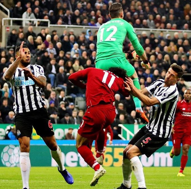 Tuy nhiên, bước ngoặt đã xảy đến với Salah. Phút 68 trong trận đấu giữa Newcastle và Liverpool chứng kiến pha va chạm cực mạnh giữa Salah với thủ thành Martin Dubravka của đội chủ nhà Newcaslte. Đầu của tiền đạo người Ai Cập nhận nguyên lực từ cả người Dubravka. Tuy nhiên, bước ngoặt đã xảy đến với Salah. Phút 68 trong trận đấu giữa Newcastle và Liverpool chứng kiến pha va chạm cực mạnh giữa Salah với thủ thành Martin Dubravka của đội chủ nhà Newcaslte. Đầu của tiền đạo người Ai Cập nhận nguyên lực từ cả người Dubravka.