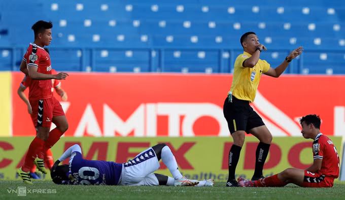 Tình huống diễn ra ở đầu trận đấu trên sân Gò Đậu, tại vòng 8 V-League 2019. Sau pha va chạm mạnh với Pape Omar bên phía Hà Nội, Thiện Đức ngồi trợn mắt vì bị choáng và có dấu hiệu mất kiểm soát.