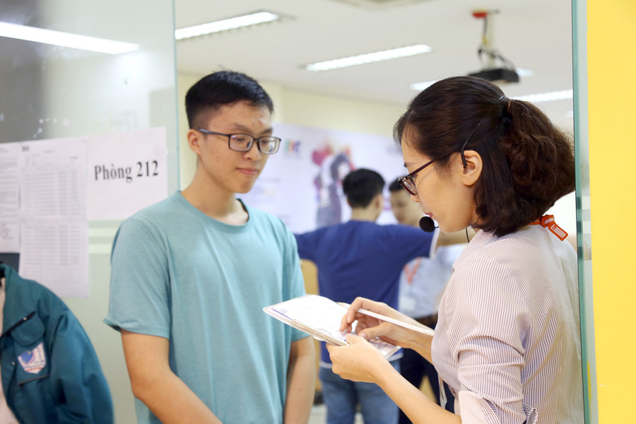 Các thí sinh làm thủ tục trước khi vào phòng thi