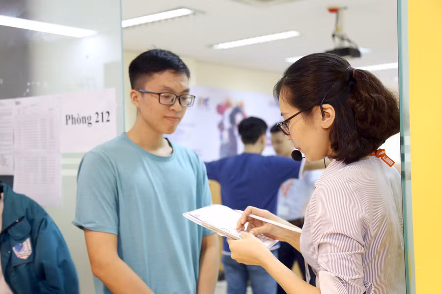 Các thí sinh làm thủ tục trước khi vào phòng thi