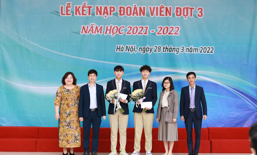 Lãnh đạo Trường THPT Phan Huy Chú - Đống Đa (Hà Nội) khen thưởng cho hai em Gia Bảo và Quang Huy sau thành tích đạt giải Nhất cuộc thi KHKT cấp quốc gia hồi tháng 3/2022. Lãnh đạo Trường THPT Phan Huy Chú - Đống Đa (Hà Nội) khen thưởng cho hai em Gia Bảo và Quang Huy sau thành tích đạt giải Nhất cuộc thi KHKT cấp quốc gia hồi tháng 3/2022.