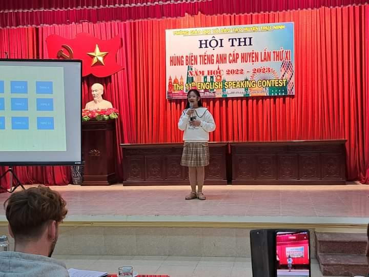 Các thí sinh tham dự vòng chung kết cấp huyện hội thi Hùng biện Tiếng Anh năm học 2022-2023.