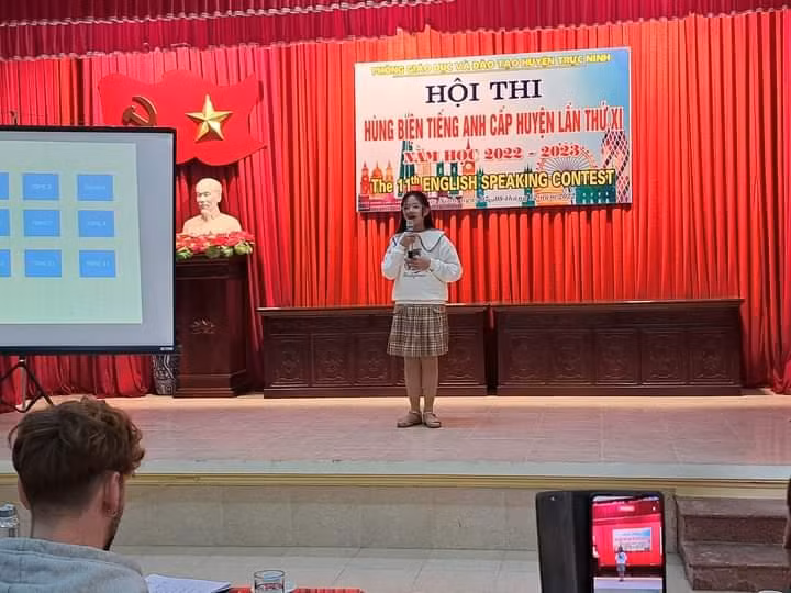 Các thí sinh tham dự vòng chung kết cấp huyện hội thi Hùng biện Tiếng Anh năm học 2022-2023.