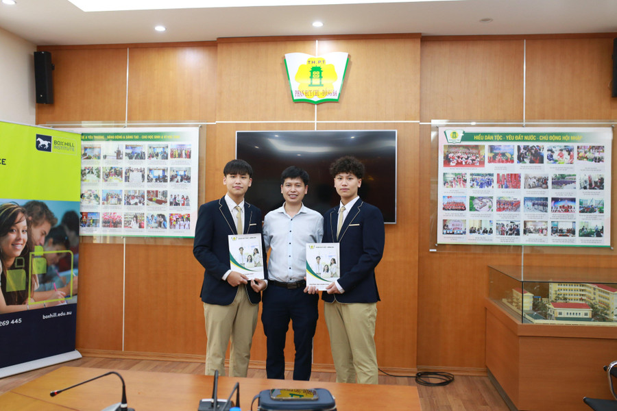 Thầy Trần Văn Huy và hai em Gia Bảo (bìa phải) và Quang Huy. Thầy Trần Văn Huy và hai em Gia Bảo (bìa phải) và Quang Huy.