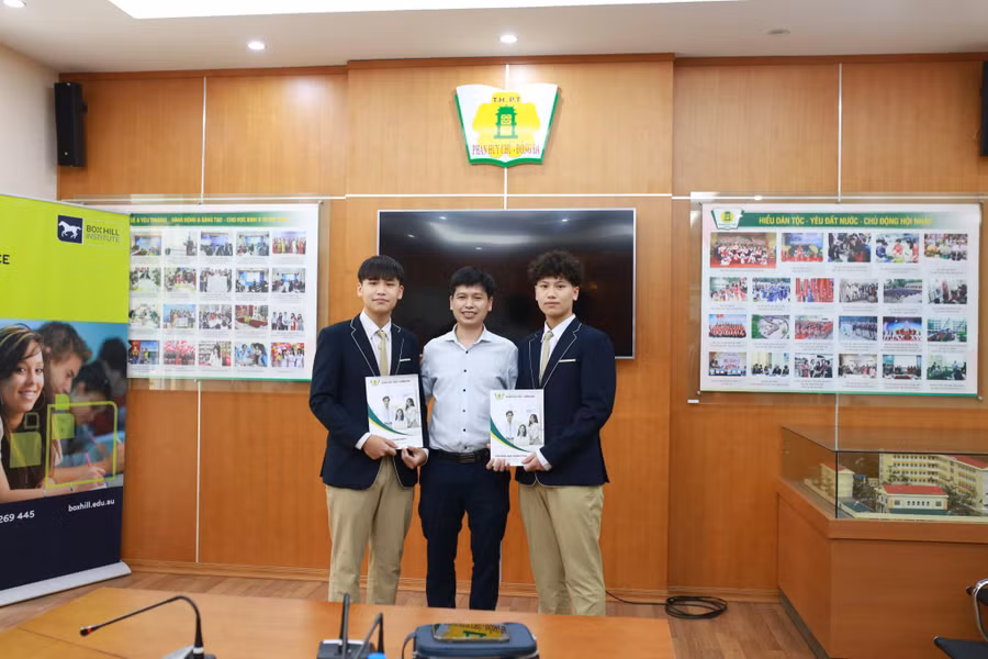 Thầy Trần Văn Huy và hai em Gia Bảo (bìa phải) và Quang Huy.