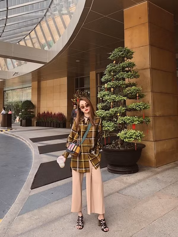 Mẹo chọn dáng quần tôn chân thon như sao Việt ảnh 7